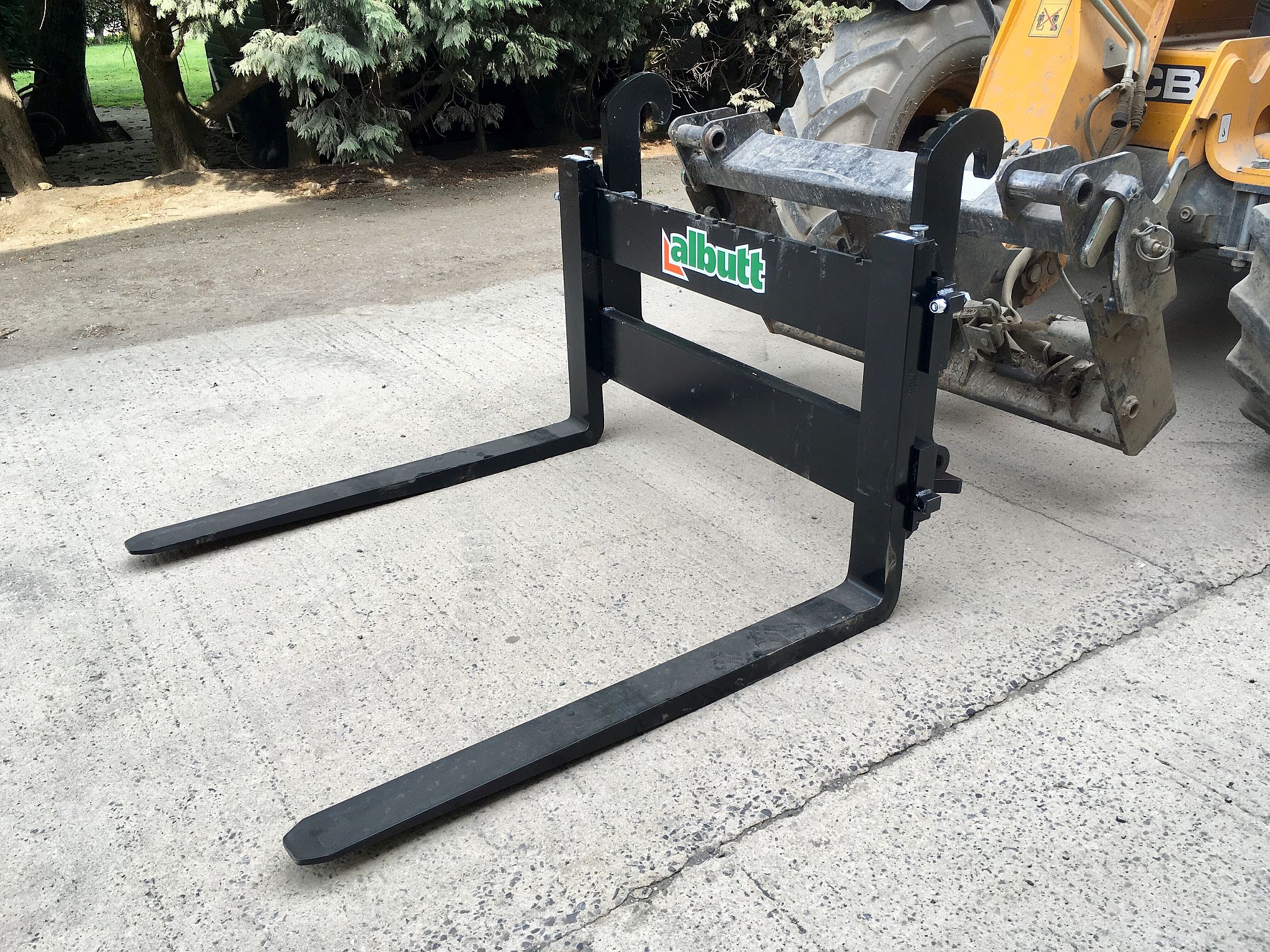 ROUND BAR PALLET FORKS FOR A JCB Q FIT CARRIAGE FREE CARRIAGE 